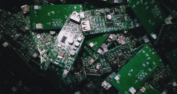 做好的<a href='/new/175.html' style='color: blue;' target='_blank'><a href='/new/175.html' style='color: blue;' target='_blank'>PCB</a></a>A板未規(guī)范放置，容易出現(xiàn)撞件